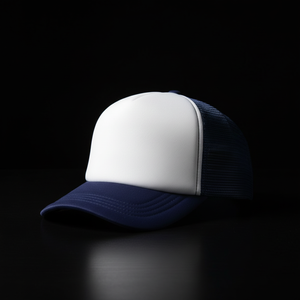 Trucker Hat White Navy - Studio sombre